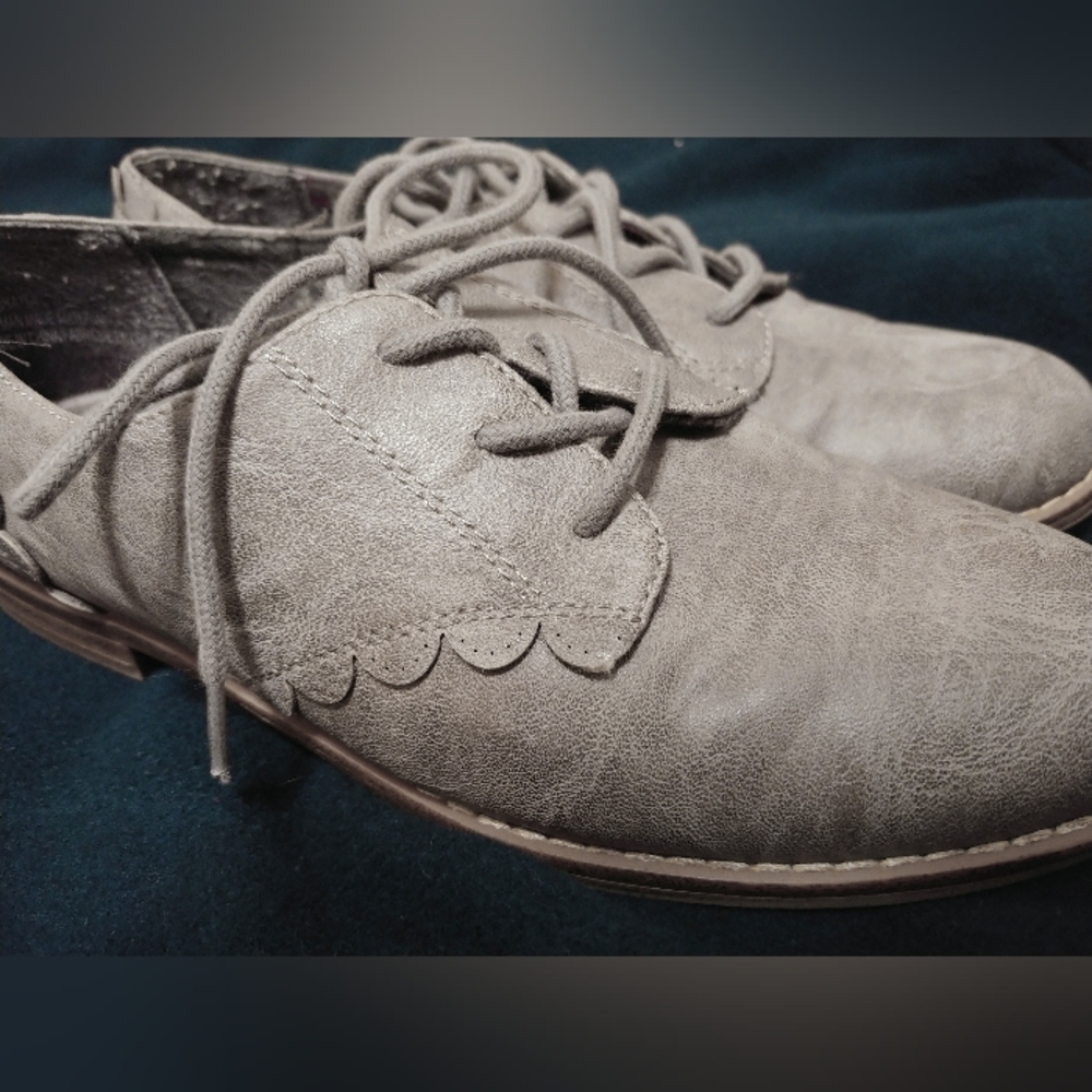 Size 6 faux leather beige tan gray grey formal wingtip oxfords dress shoes